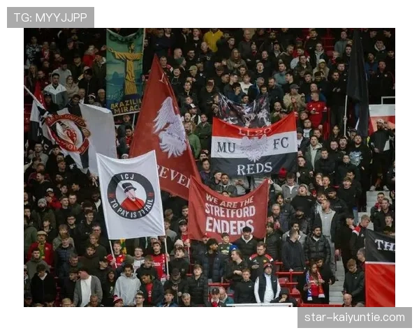 曼联复兴进程仍未完成，对球队赛季表现与竞争格局形成制约