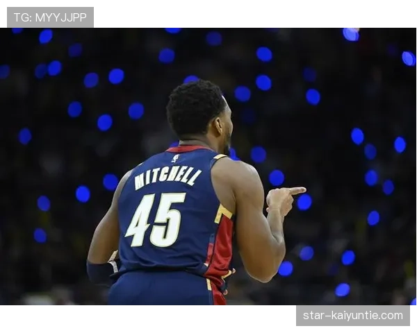 米切尔无球跑动效率提升，拉开骑士外线空间