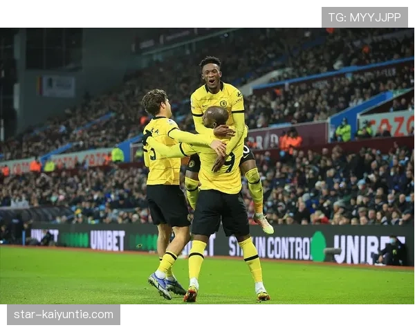 哈维回撤接应如何凸显其调度优势：与新生代组织核心的中场主导力对比